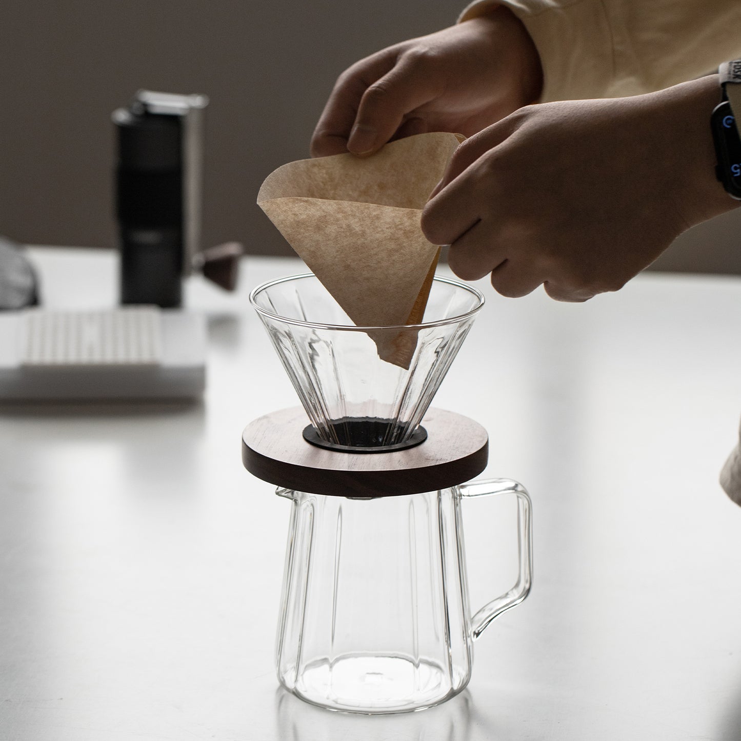 Vandroop Kaffeetropfer aus Glas mit Sockel aus Walnussholz 